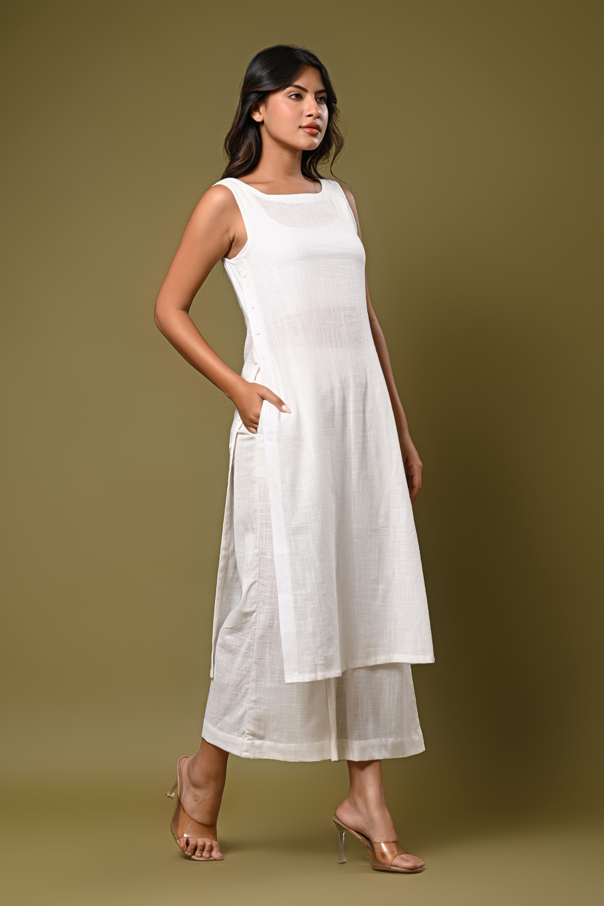 Sleeveless White Kurta Set – Minimalist Summer Look