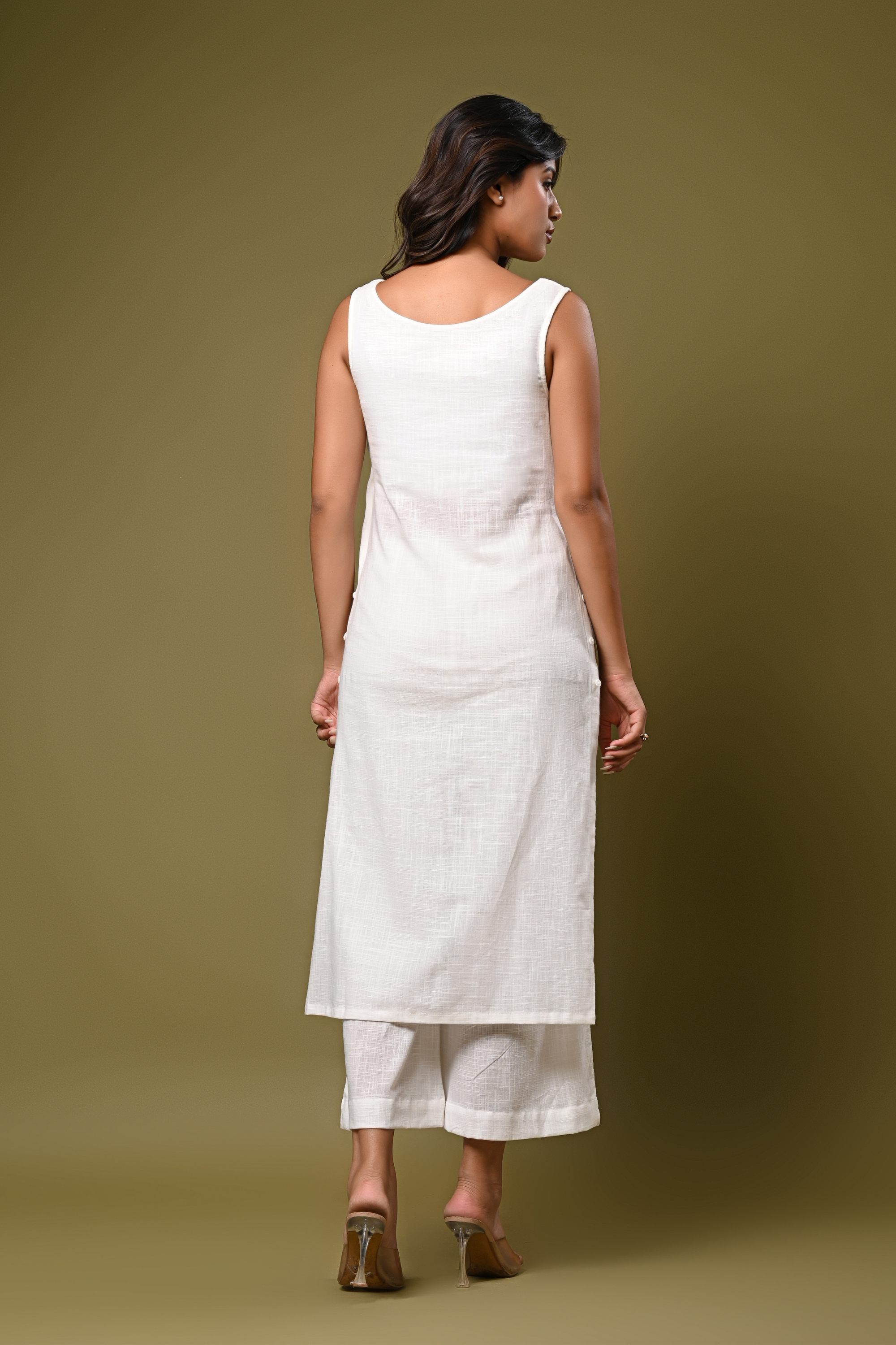 Sleeveless White Kurta Set – Minimalist Summer Look