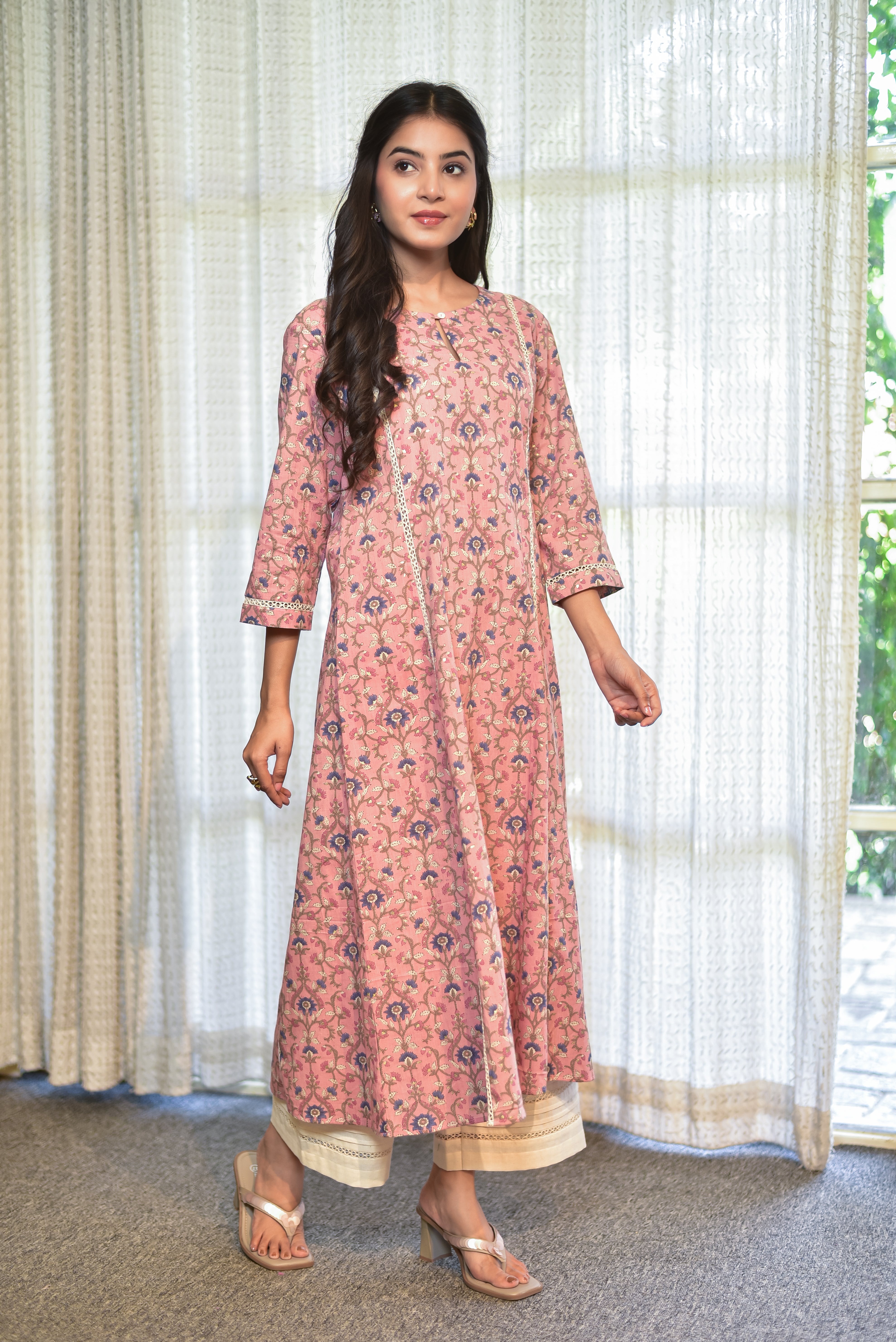 Lace Detailed Minimal Kurta