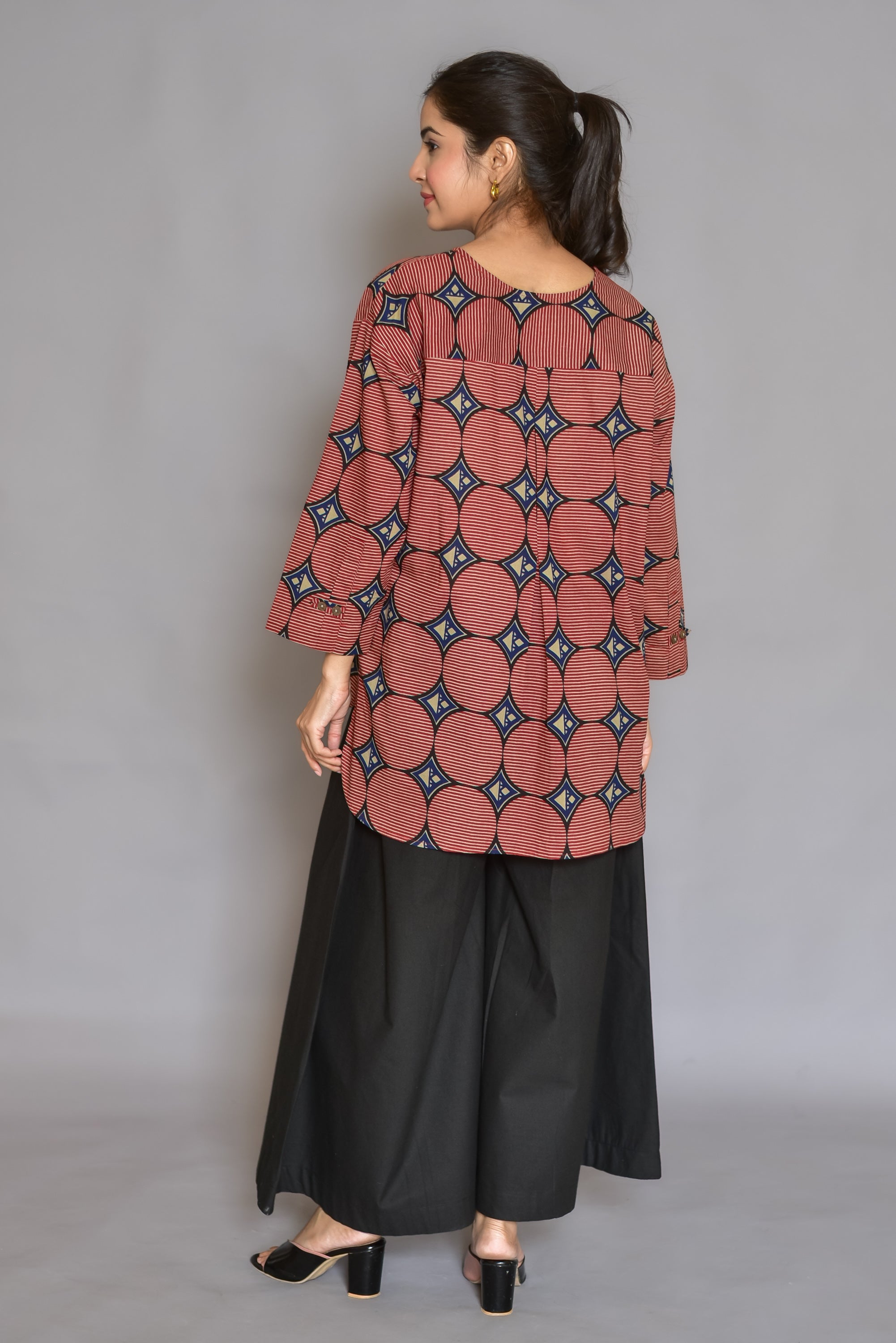 Minimalist High-Low Loose-Fit Top (Geometric Print)