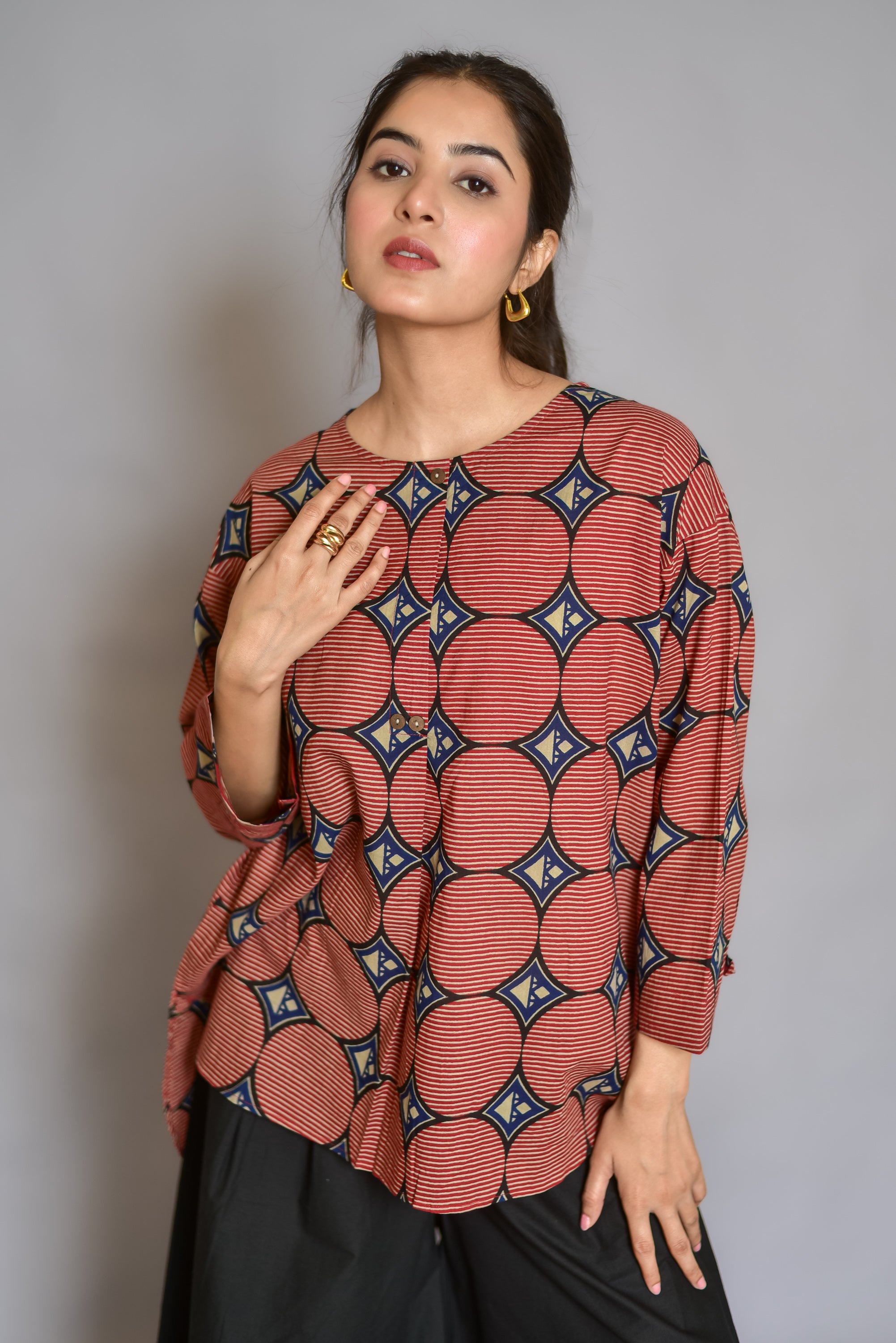 Minimalist High-Low Loose-Fit Top (Geometric Print)
