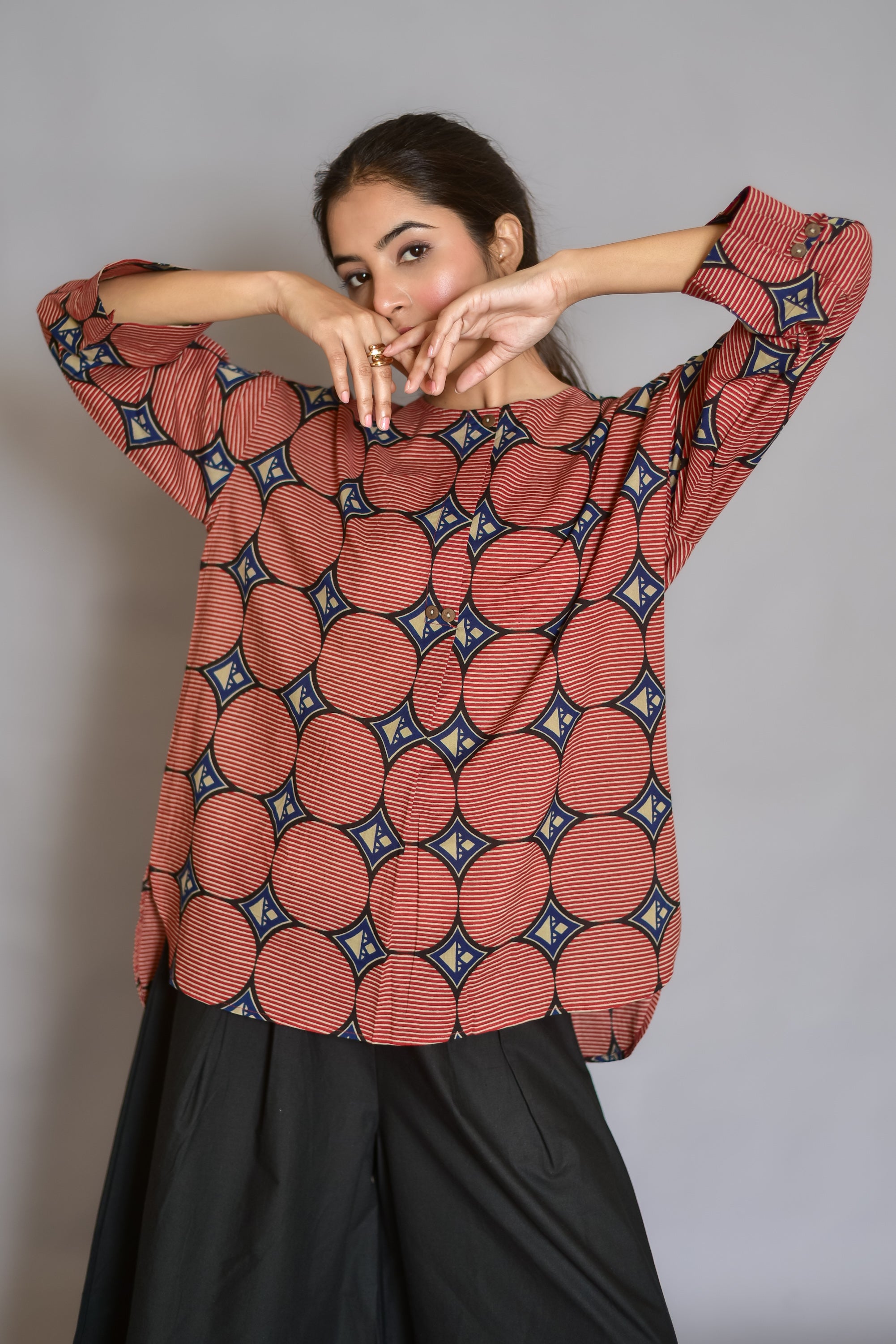 Minimalist High-Low Loose-Fit Top (Geometric Print)