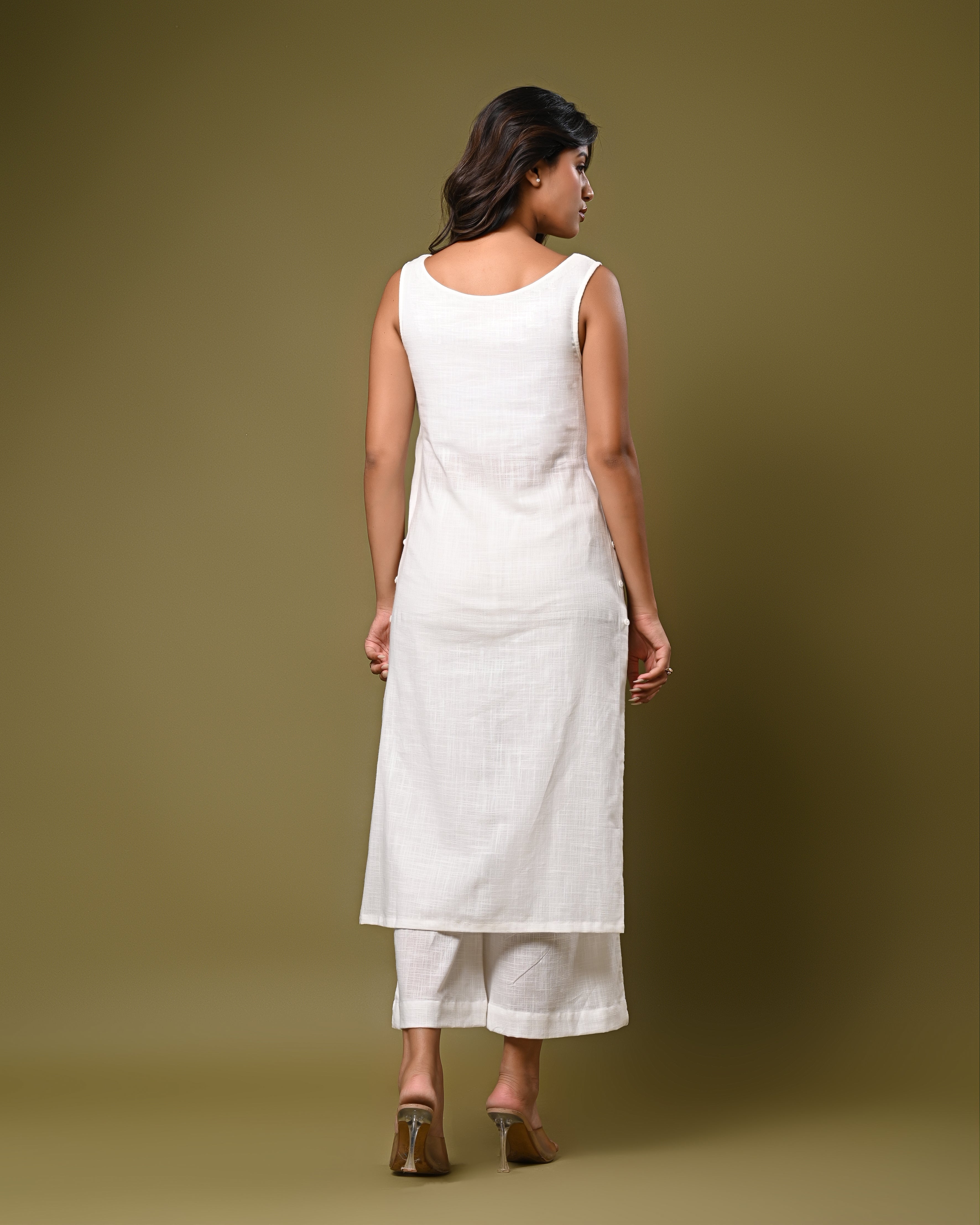 Sleeveless White Kurta Set – Minimalist Summer Look