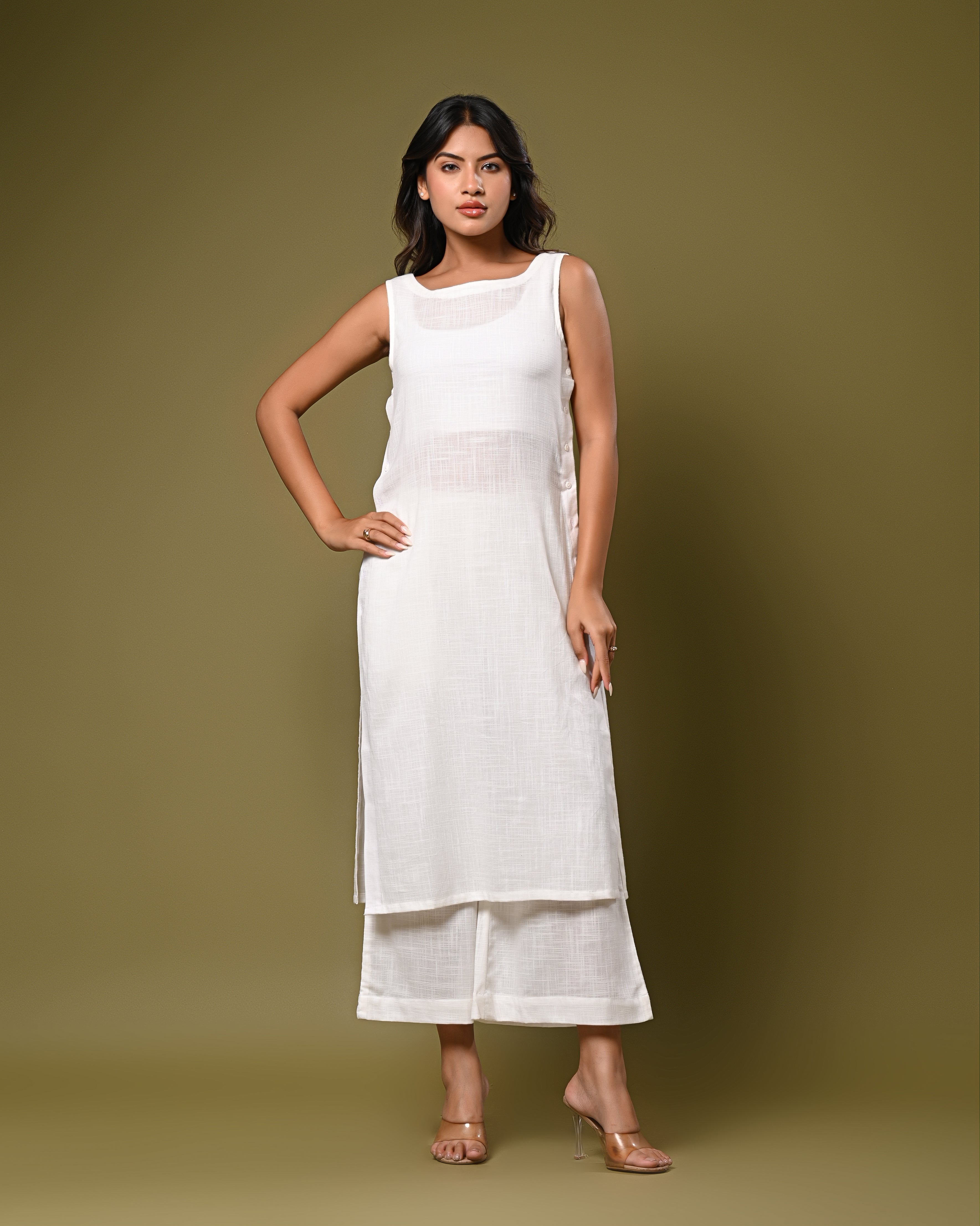 Sleeveless White Kurta Set – Minimalist Summer Look
