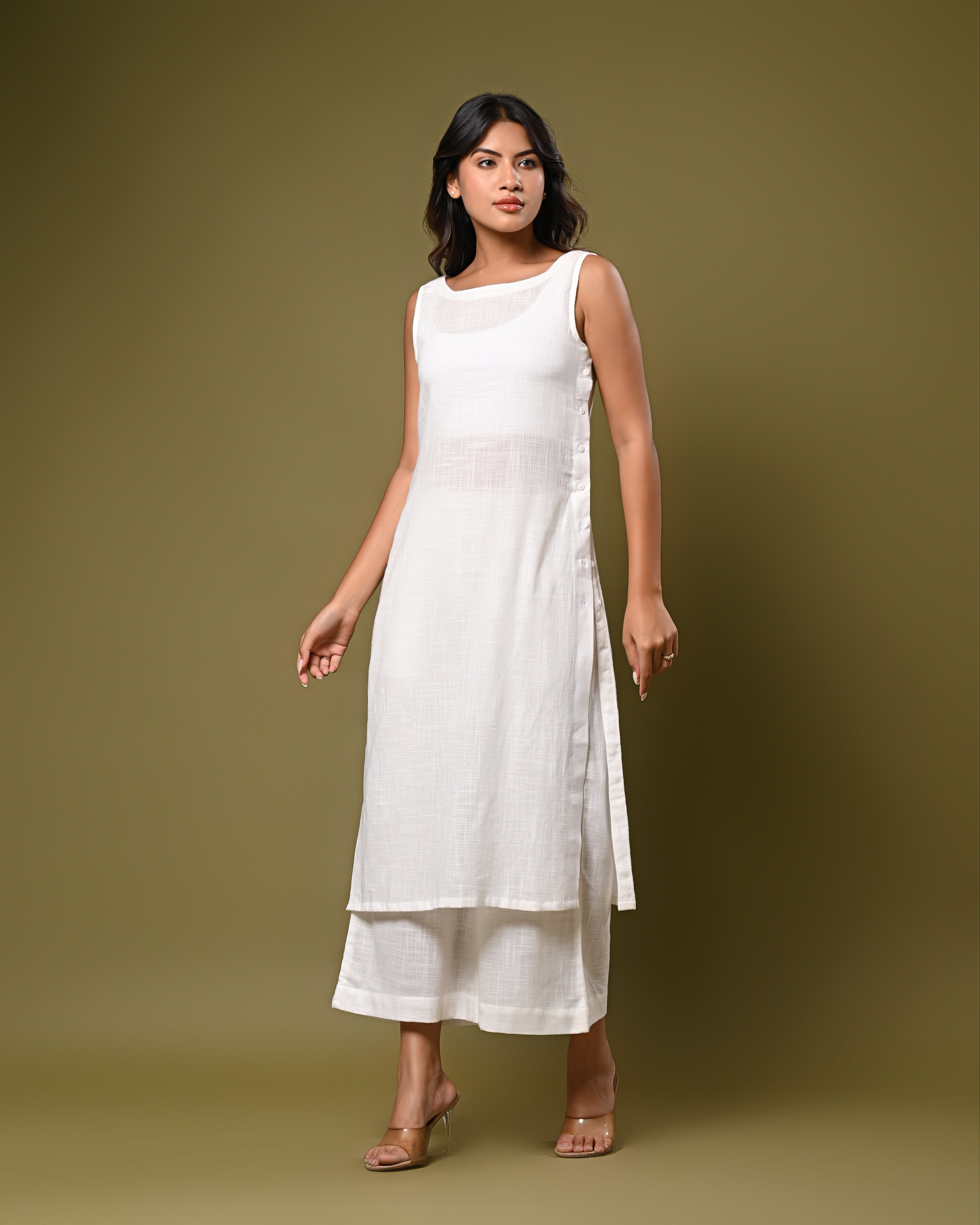 Sleeveless White Kurta Set – Minimalist Summer Look