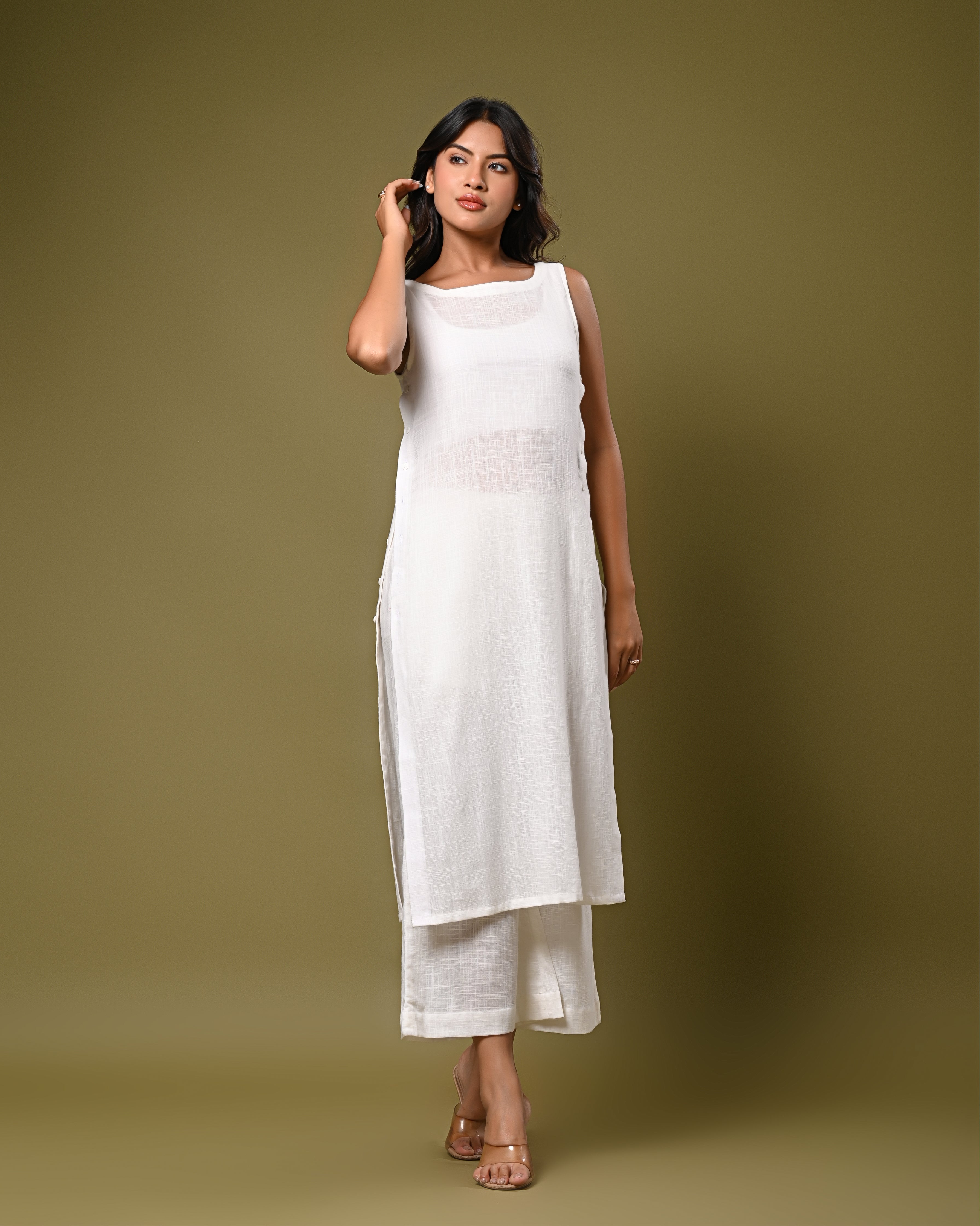 Sleeveless White Kurta Set – Minimalist Summer Look