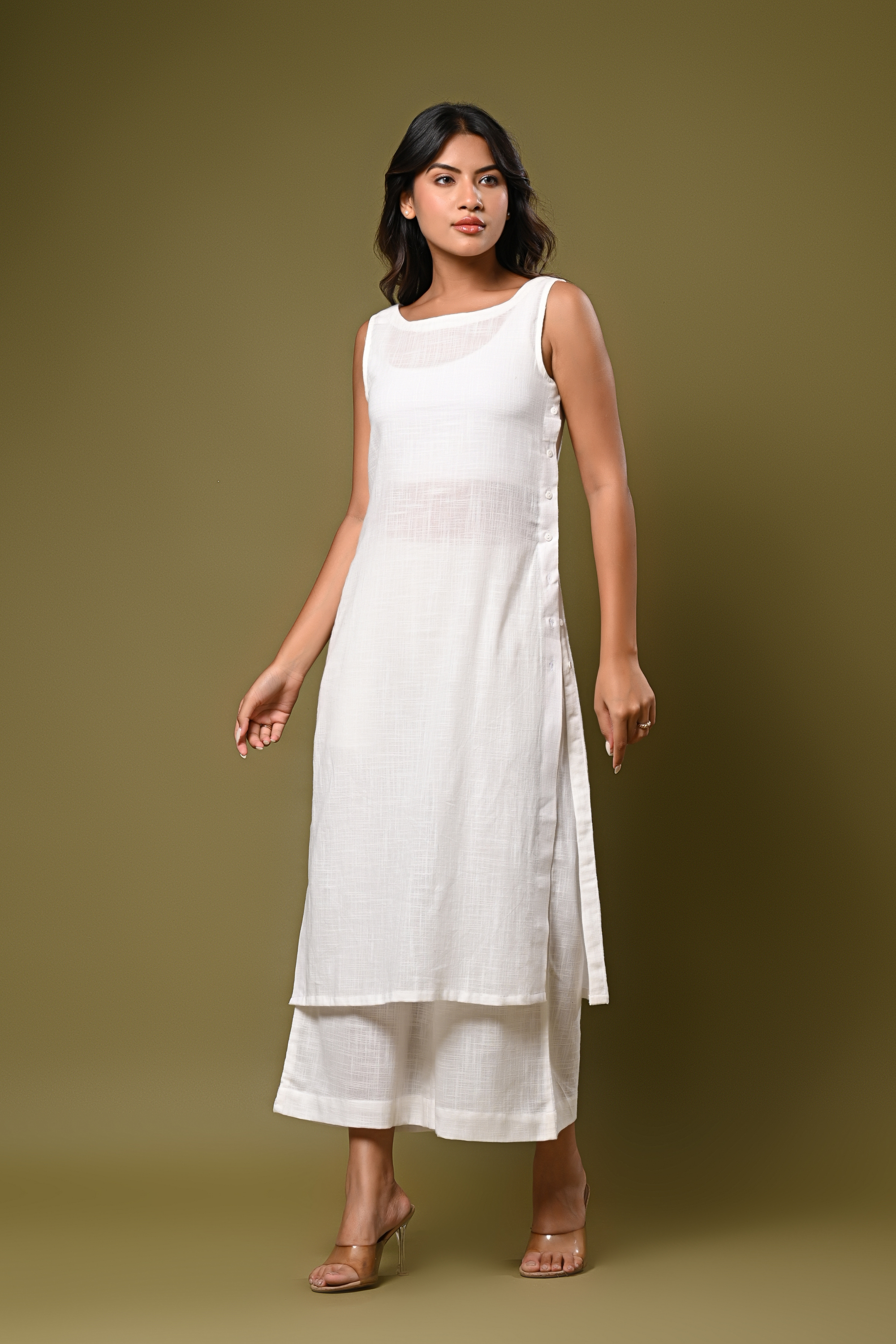 Sleeveless White Kurta Set – Minimalist Summer Look
