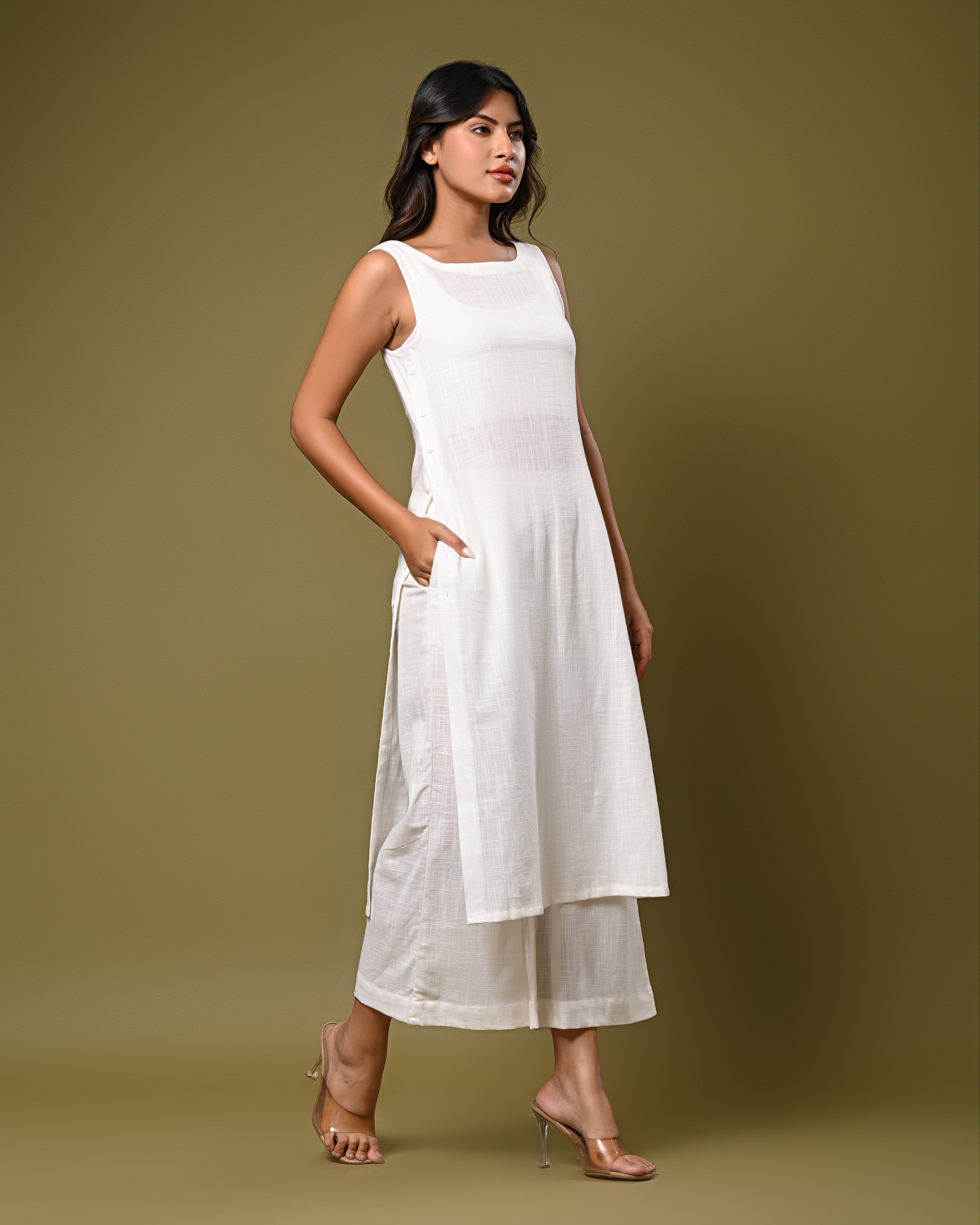 Sleeveless White Kurta Set – Minimalist Summer Look