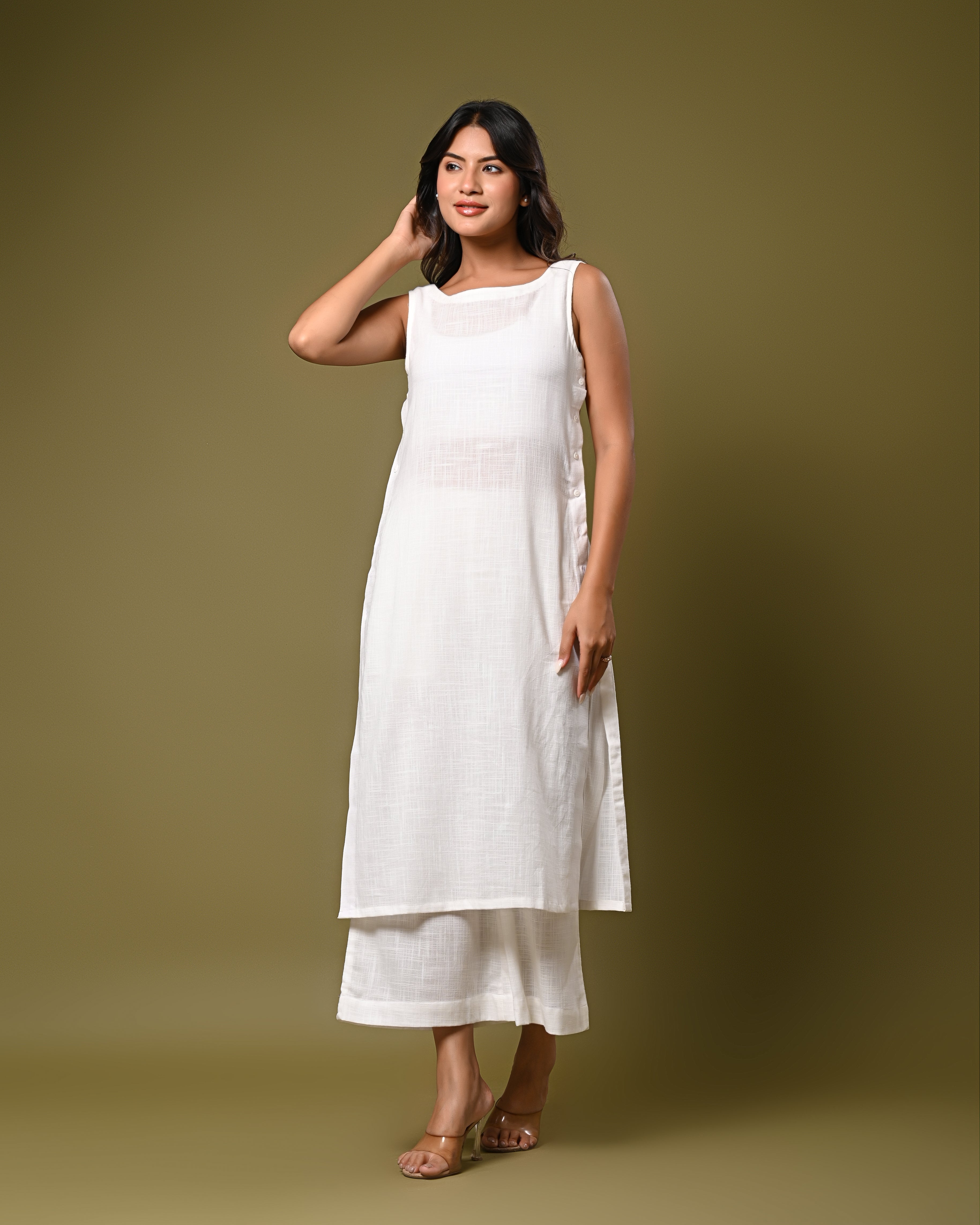 Sleeveless White Kurta Set – Minimalist Summer Look